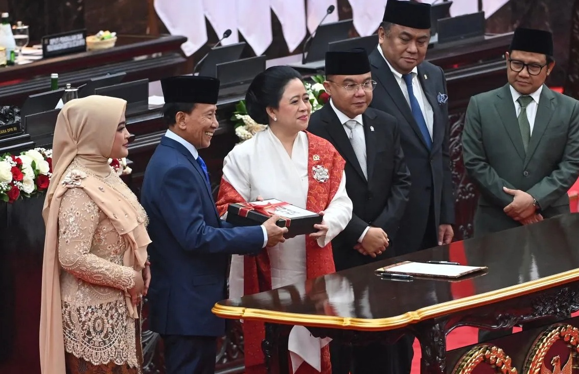 Anggota DPR periode 2024-2029 tertua dari Partai Demokrat Zulfikar Achmad (kedua kiri) didampingi anggota DPR termuda dari Partai Gerindra Annisa MA Mahesa (kiri) menerima berkas Memori DPR dari Ketua DPR periode 2019-2024 Puan Maharani (ketiga kiri) bersama jajaran Wakil Ketua DPR periode 2019-2024 Sufmi Dasco Ahmad (ketiga kanan), Rachmat Gobel (kedua kanan) dan Muhaimin Iskandar (kanan) dalam rapat paripurna perdana di Gedung Nusantara, Kompleks Parlemen, Senayan, Jakarta, Selasa (1/10/2024). (Dhemas Reviyanto)