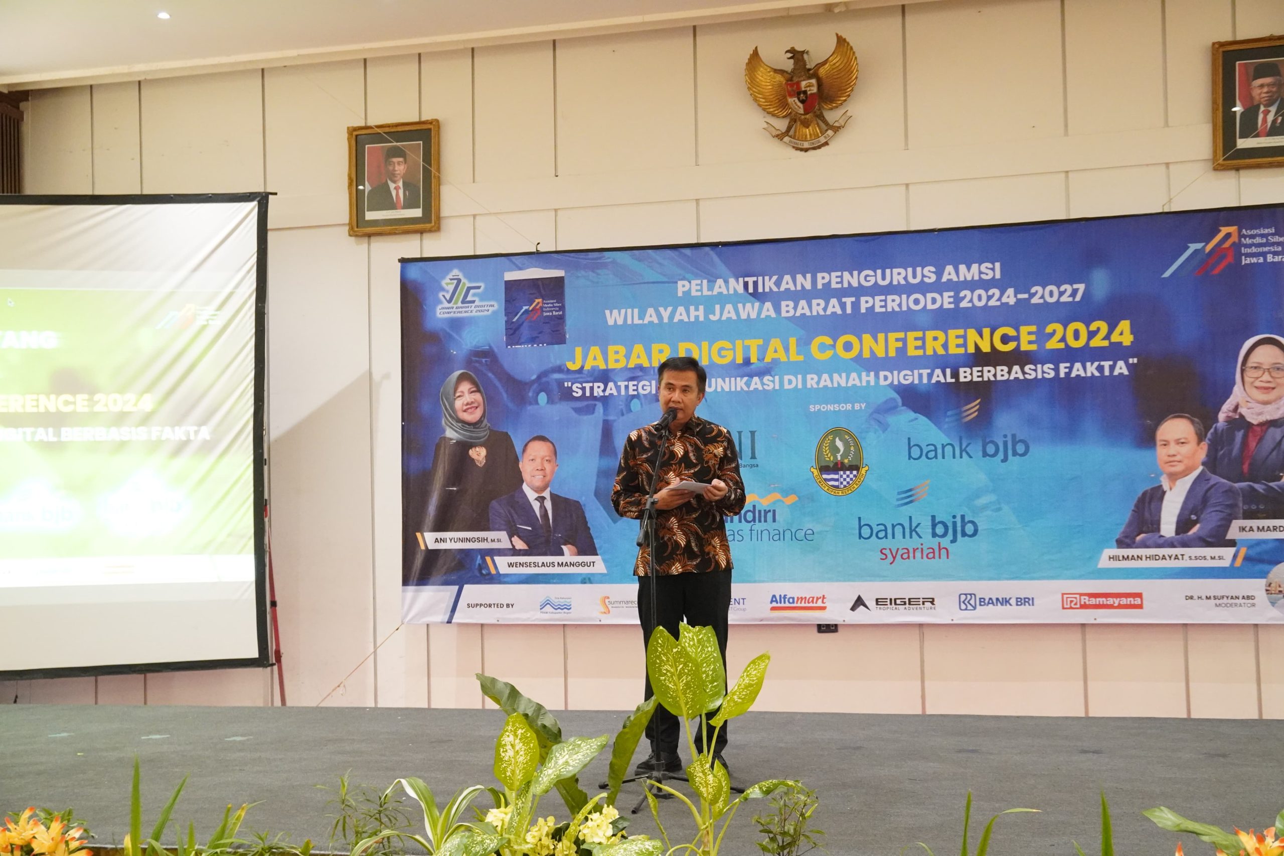 Pj Gubernur Jabar Bey Machmudin meminta pengurus Asosiasi Media Siber Indonesia (AMSI) Jabar yang baru untuk bisa meningkatkan literasi masyarakat.