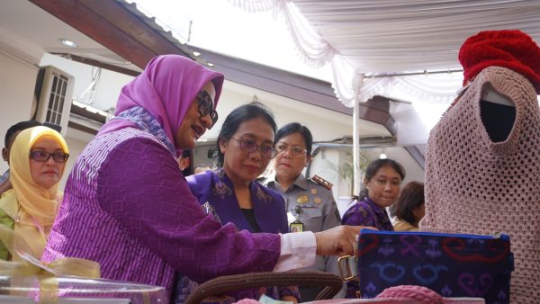 SISTERNET : (Ki-ka) Presiden Direktur & CEO XL Axiata, Dian Siswarini dan Menteri PPPA, Bintang Puspayoga  meninjau hasil karya WBPP pada saat meresmikan peluncuran program She Inspire sekaligus penandatanganan MoU antara XL Axiata dan Kemen PPPA di Lapas Perempuan Kerobokan, Bali (14/10). 