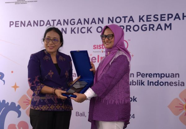 SISTERNET: (Ki-ka) Menteri PPPA, Bintang Puspayoga dan Presiden Direktur & CEO XL Axiata, Dian Siswarini pada saat meresmikan peluncuran program She Inspire sekaligus penandatanganan MoU antara XL Axiata dan Kemen PPPA di Lapas Perempuan Kerobokan, Bali (14/10). (ist)