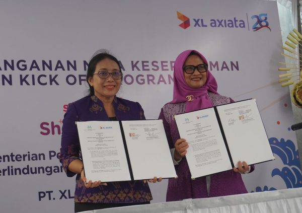 SISTERNET: (Ki-ka) Menteri PPPA, Bintang Puspayoga dan Presiden Direktur & CEO XL Axiata, Dian Siswarini  pada saat meresmikan peluncuran program She Inspire sekaligus penandatanganan MoU antara XL Axiata dan Kemen PPPA di Lapas Perempuan Kerobokan, Bali (14/10). (ist)