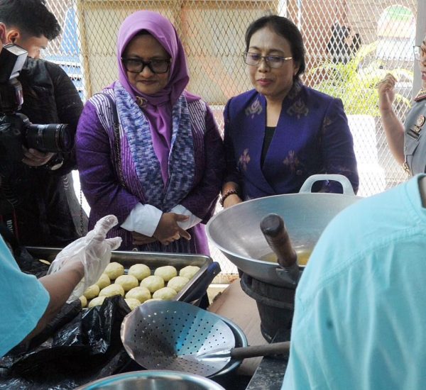 SISTERNET: (Ki-ka) Presiden Direktur & CEO XL Axiata, Dian Siswarini dan Menteri PPPA, Bintang Puspayoga  meninjau hasil karya WBPP pada saat meresmikan peluncuran program She Inspire sekaligus penandatanganan MoU antara XL Axiata dan Kemen PPPA di Lapas Perempuan Kerobokan, Bali (14/10). (ist)