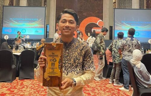 PRESTASI: Pertamina Patra Niaga Regional JBB melalui SHAFTHI berhasil meraih penghargaan bergengsi ESG Nusantara dengan peringkat Gold Kalimantan dalam ajang ESG Nusantara Plaudit 2024 di Bali Room, Hotel Indonesia Kempinski Jakarta pada Jumat (18/10). (ist)