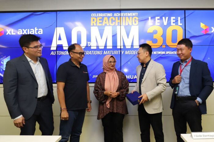 KOLABORASI XL AXIATA: (ki-ka) Delivery & Service Director Huawei Indonesia, Bill Libingyao,Direktur & Chief Technology Officer XL Axiata, I Gede Darmayusa,Presiden Direktur & CEO XL Axiata, Dian Siswarini, CNBG Director Huawei Indonesia, Kevin Zhoubo, dan Account Director Huawei Indonesia, Weiwei, pada peresmian AOMM3.0 di XL Axiata Tower, Senin (28/10).