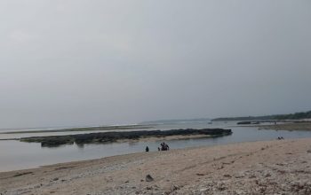 MEMPESONA: Suasana Pantai Ujung Genteng di Kecamatan Ciracap Kabupaten Sukabumi sore menjelang malam. (FOTO : NANDI/ RADARSUKABUMI)