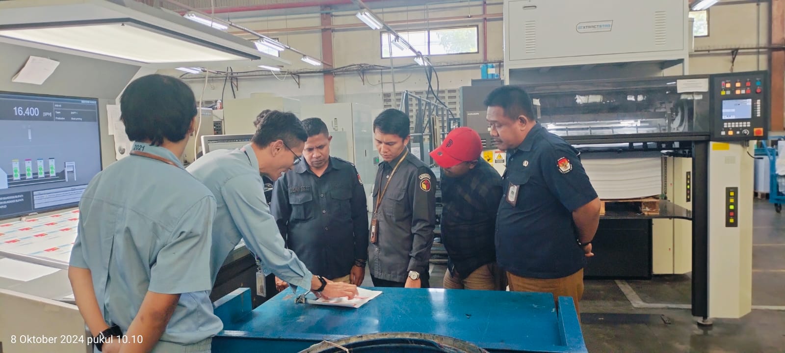 PENGECEKAN : Ketua KPU Kabupaten Sukabumi Bapak Kasmin Belle didampingi Bawaslu dan unsur terkait pada saat melakukan Pengecekan percetakan surat suara. (foto : KPU Kabupaten Sukabumi)