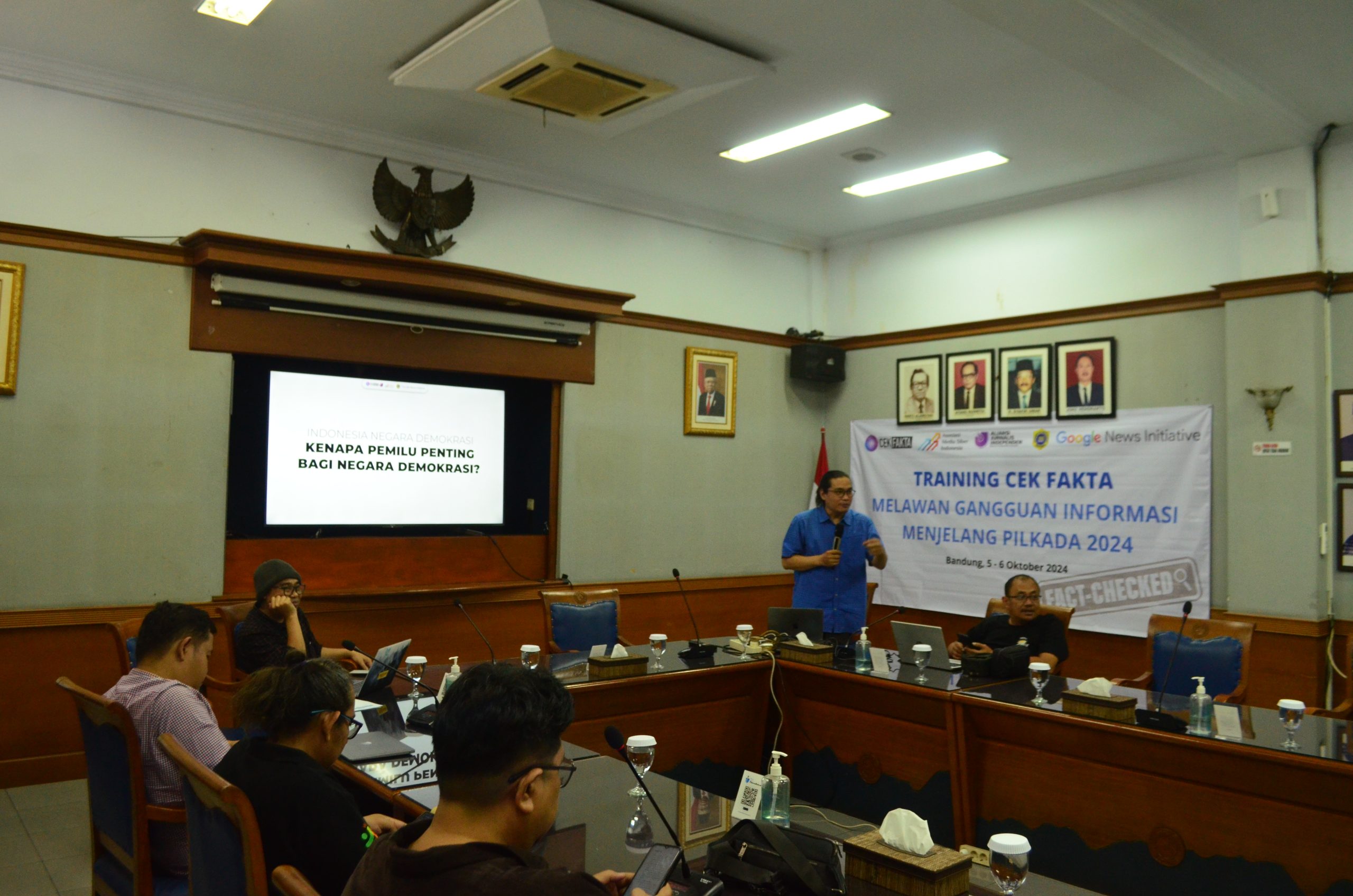 Asosiasi Media Siber Indonesia (AMSI) Jawa Barat (jabar) menggelar training (pelatihan) Cek Fakta dalam rangka melawan gangguan informasi dan hoaks