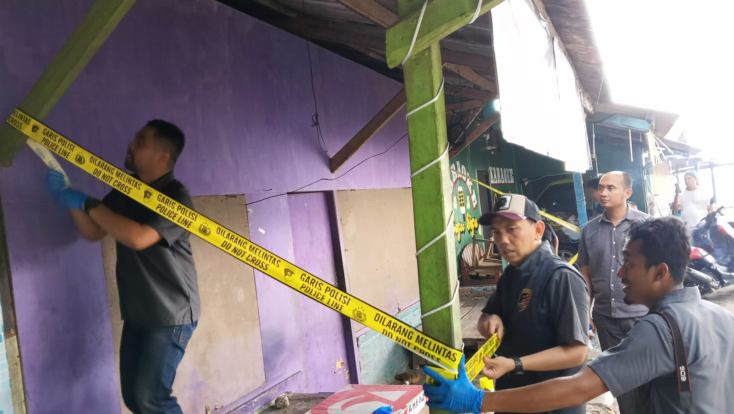 REKONTRUKSI : Suasana pra rekontruksi dilaksanakan jajaran kepolisian polres Sukabumi di kampung wisata katapang condong, desa Citepus, kecamatan Palabuhanratu, kabupaten Sukabumi.(FOTO : NANDI/ RADARSUKABUMI)