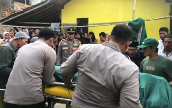 Petugas Kepolisian saat hendak mengevakuasi jenazah korban usia dilakukan autopsi di Rumah Sakit Kramat Jati pada Jumat (11/10) sore.