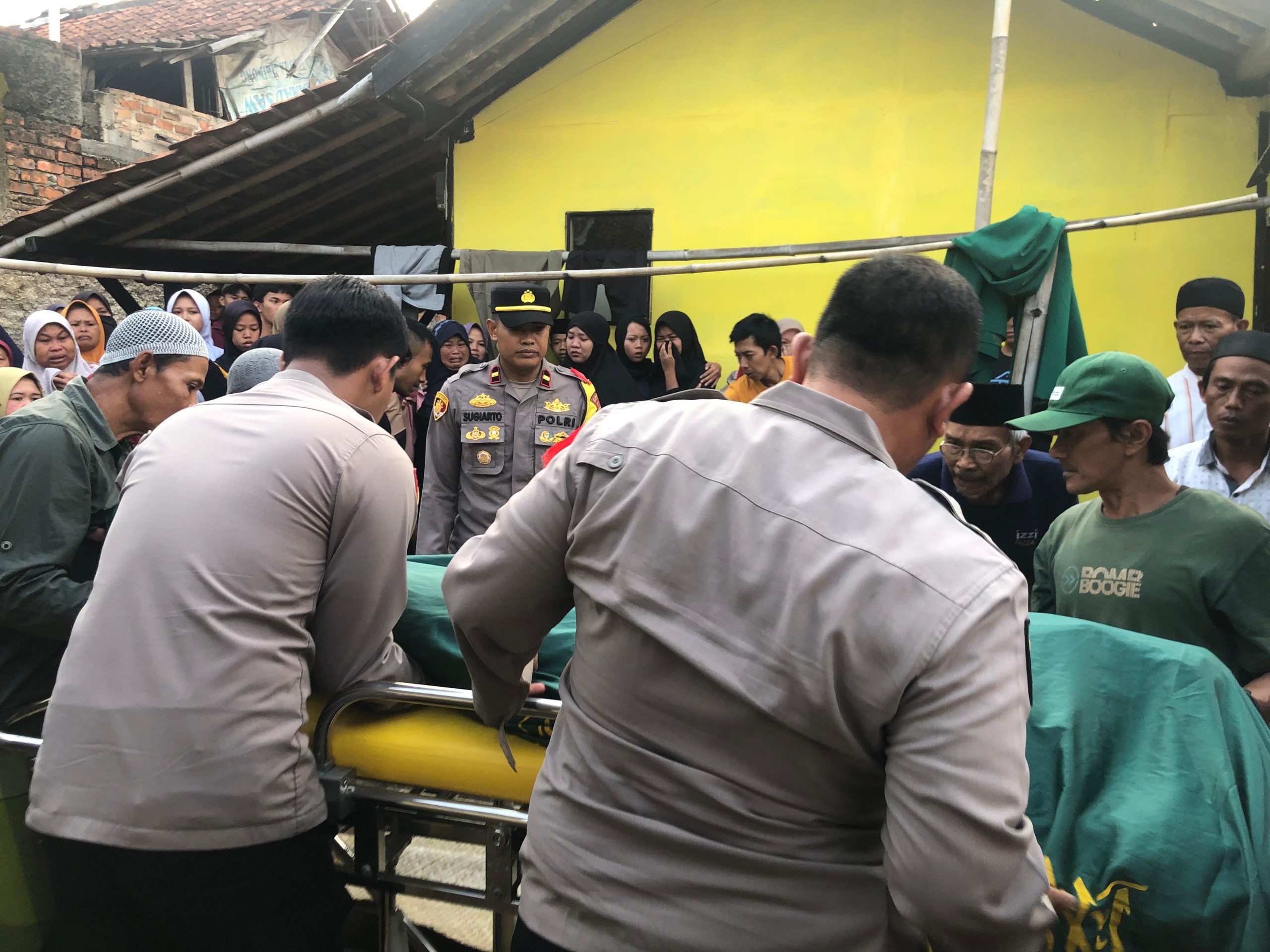 Petugas Kepolisian saat hendak mengevakuasi jenazah korban usia dilakukan autopsi di Rumah Sakit Kramat Jati pada Jumat (11/10) sore.