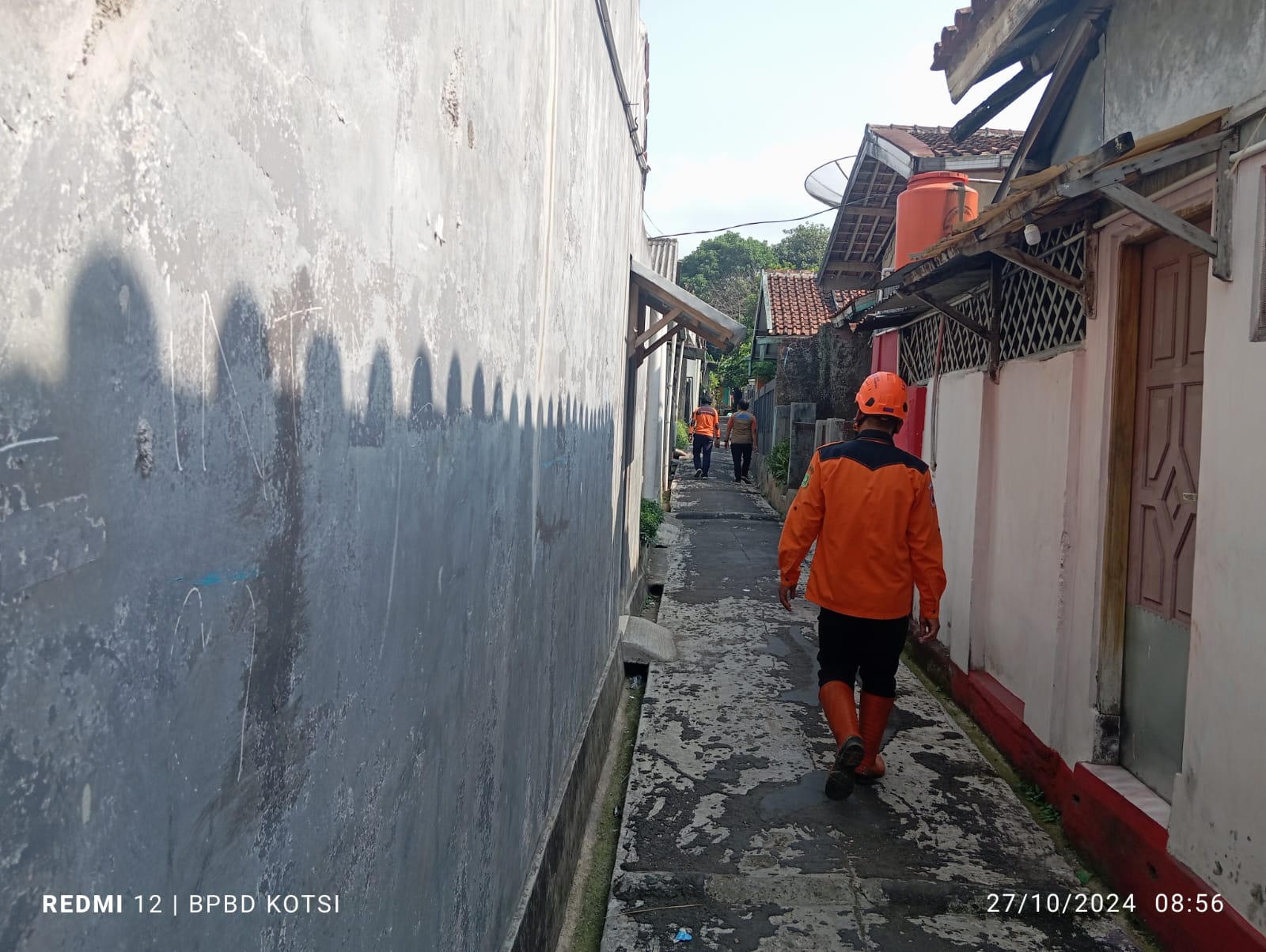 PENINJAUAN: Sejumlah personel BPBD Kota Sukabumi saat melakukan pemantauan wilayah di Kelurahan Nyomplong Kecamatan Warudoyong, Minggu (27/10). (FT: IST)