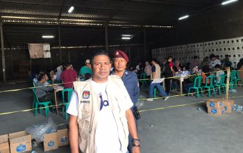 MENINJAU : Ketua KPU Kabupaten Sukabumi Kasmin Belle saat meninjau proses pelipatan surat suara (Sorlip) logistik Pilkada 2024. (foto : ist)