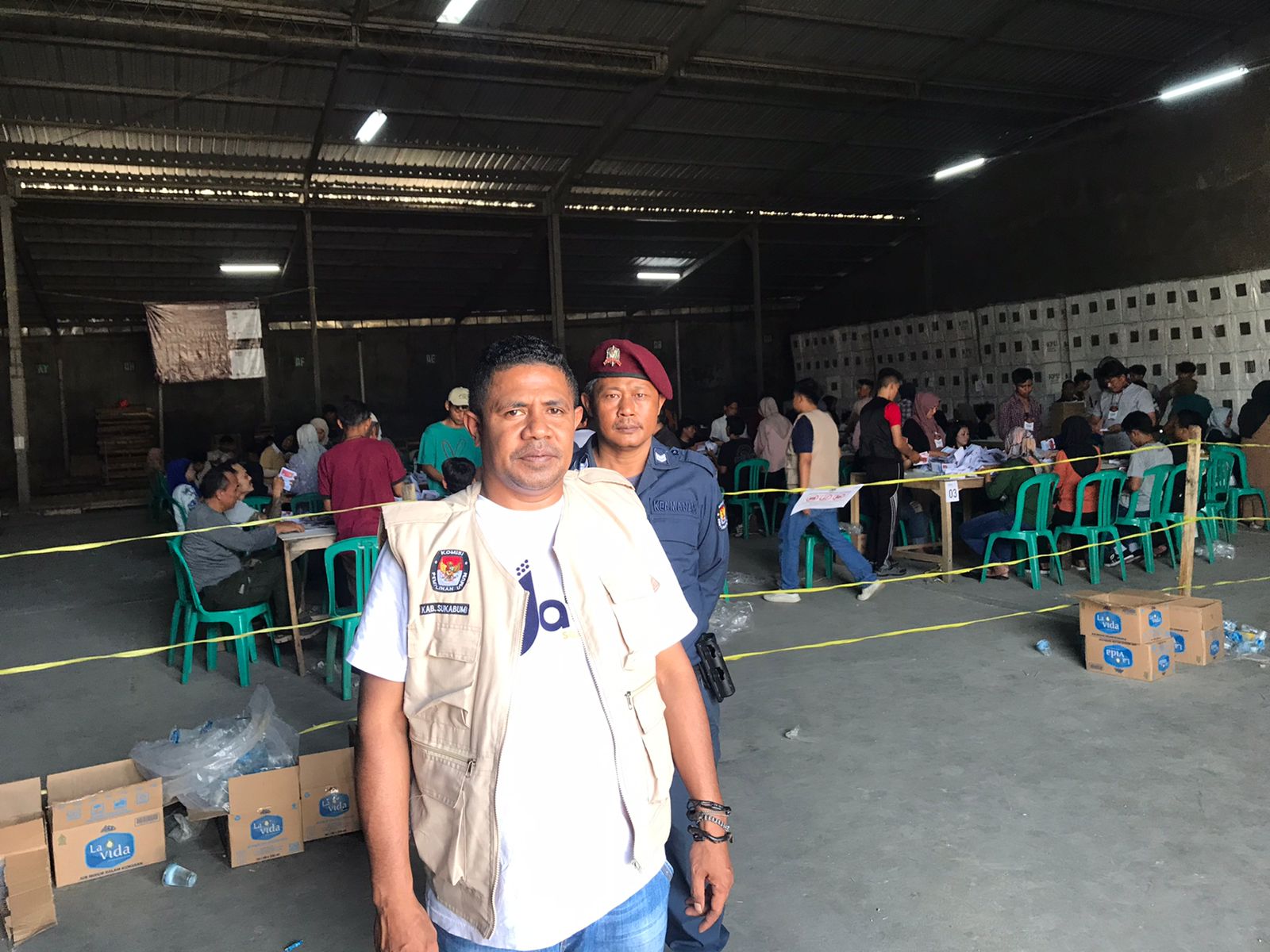 MENINJAU : Ketua KPU Kabupaten Sukabumi Kasmin Belle saat meninjau proses pelipatan surat suara (Sorlip) logistik Pilkada 2024. (foto : ist)