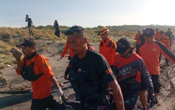 EVAKUASI : Tim Sar gabungan saat evakuasi jasad korban nelayan di Tegalbuleud, Sukabumi. (FOTO : Ist)