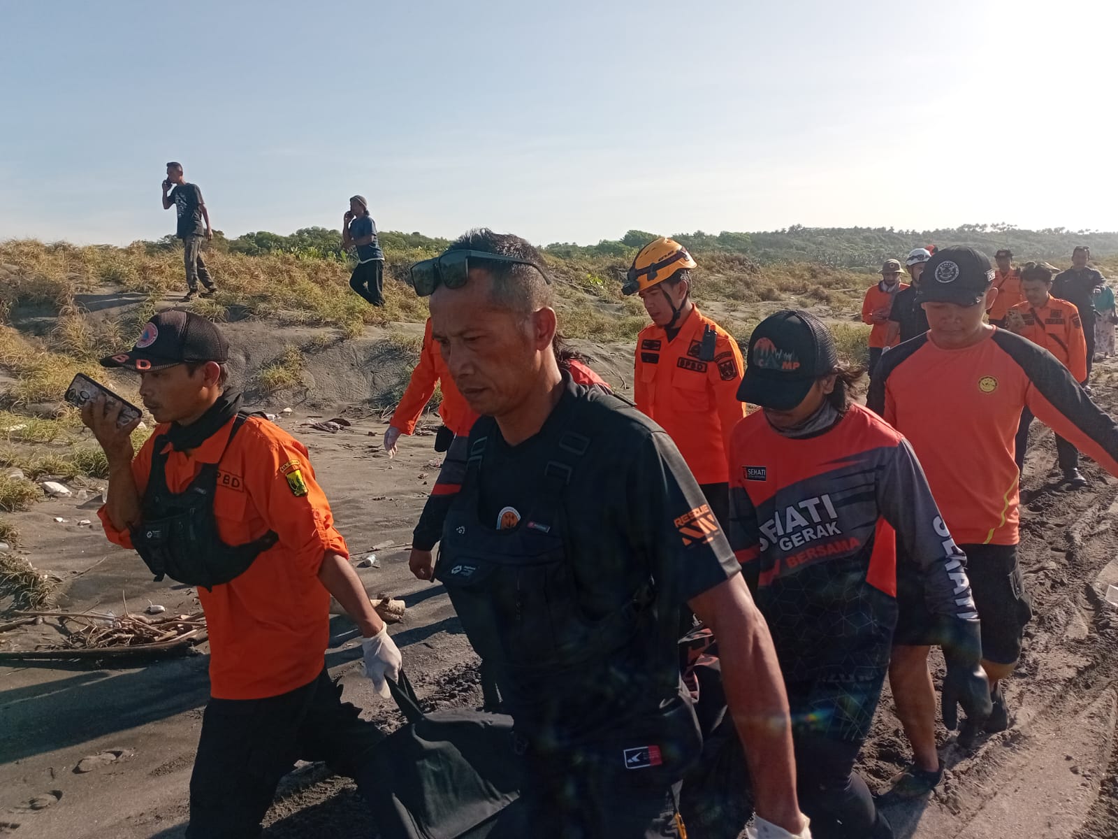 EVAKUASI : Tim Sar gabungan saat evakuasi jasad korban nelayan di Tegalbuleud, Sukabumi. (FOTO : Ist)