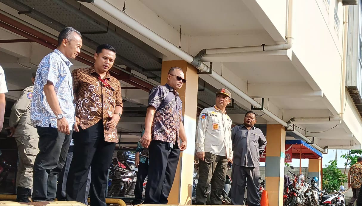 Kepala Bidang Tata Lingkungan, Deni Alam saat meninjau air limbah dari Supermarket bersama komisi II DPRD Kabupaten Sukabumi.(FOTO : NANDI/ RADARSUKABUMI)