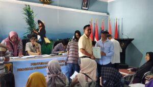 Kantah Kabupaten Sukabumi Serahkan Ratusan Sertifikat PTSL di Nyalindung dan Cicurug