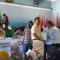 DIBERIKAN : Petugas Kantah Kabupaten Sukabumi, saat menyerahkan sertifikat tanah di kantor Desa Desa Pasawahan, Kecamatan Cicurug, Kabupaten Sukabumi.(FOTO : UNTUK RADAR SUKABUMI)