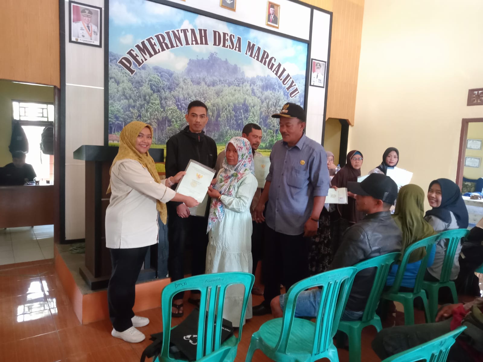 ANTUSIAS : Warga tampak antusias saat mendapatkan program PTSL di salah satu aula desa yang ada di wilayah Kecamatan Sagaranten, Kabupaten  Sukabumi.(FOTO : UNTUK RADAR SUKABUMI)