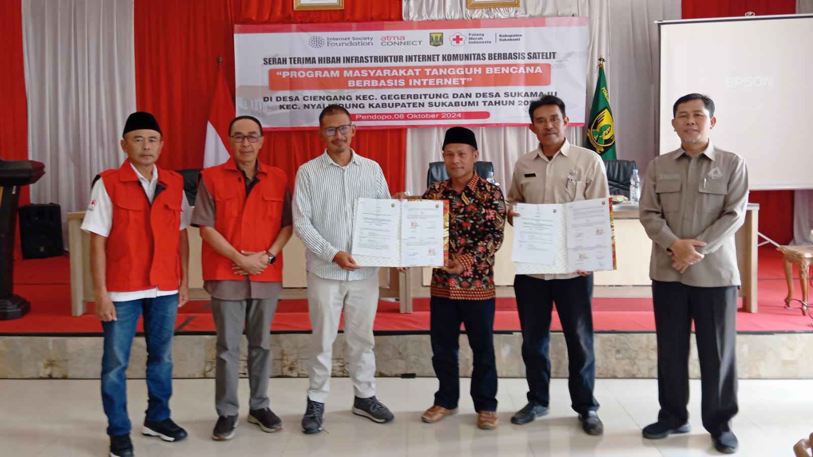 Masyarakat dua desa di wilayah Kabupaten Sukabumi, Jawa Barat mendapatkan hibah infrastruktur internet komunitas berbasis satelit.