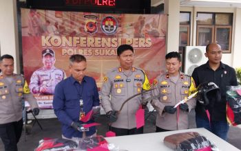 MENUJUKAN; Kapolres Sukabumi AKBP Dr. Samian di dampingi Wakapolres Kompol Rizka Fadhila dan Kasat Reskrim AKP Ali Jupri menunjukan barang bukti.(FOTO : NANDI/ RADARSUKABUMI)