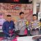 MENUJUKAN; Kapolres Sukabumi AKBP Dr. Samian di dampingi Wakapolres Kompol Rizka Fadhila dan Kasat Reskrim AKP Ali Jupri menunjukan barang bukti.(FOTO : NANDI/ RADARSUKABUMI)