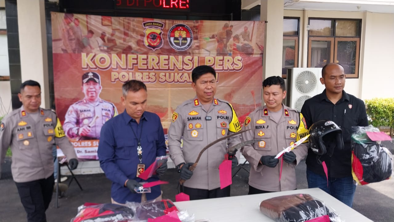 MENUJUKAN; Kapolres Sukabumi AKBP Dr. Samian di dampingi Wakapolres Kompol Rizka Fadhila dan Kasat Reskrim AKP Ali Jupri menunjukan barang bukti.(FOTO : NANDI/ RADARSUKABUMI)