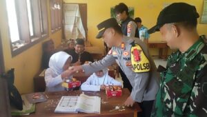 Perjuangan Kapolsek dan Danramil Sagaranten Sukabumi Bagikan Makan Siang Gratis Dipelosok