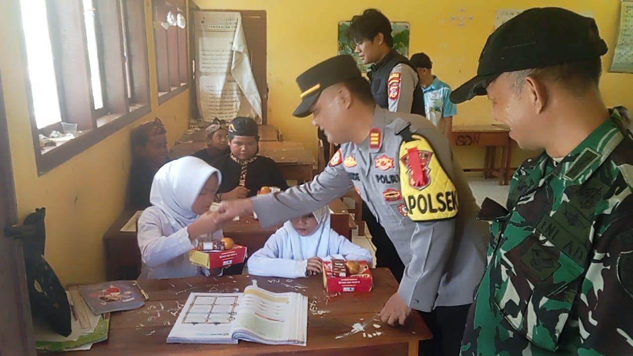 Kapolsek dan Danramil Sagaranten saat membagikan makan siang bergizi.(FOTO : UNTUK/RADARSUKABUMI)