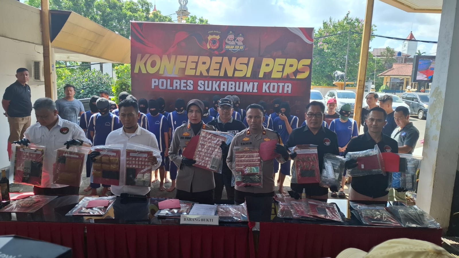 RILIS: Kapolres Sukabumi Kota AKBP Rita Suwadi saat memperlihatkan sejumlah barang bukti yang berhasil diamankan, Jumat (25/10).(FT: BAMBANG/RADARSUKABUMI)
