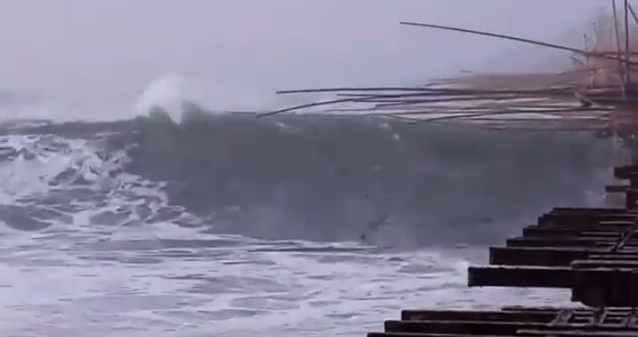 kondisi nelayan dan pemancing terombang ambil usai terseret gelombang tinggi, Rabu (16/10/2024) sekira pukul 06:00 WIB.