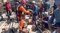 Potret Basarnas Evakuasi 71 Nelayan yang Terjebak di Dermaga Tegalbuleud
