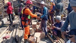 Potret Basarnas Evakuasi 71 Nelayan yang Terjebak di Dermaga Tegalbuleud