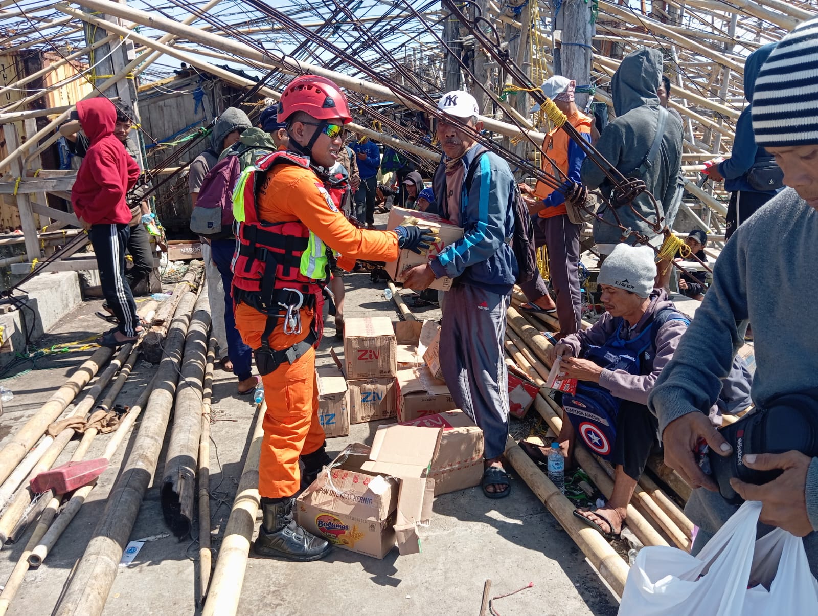 Tim Sar Gabungan melalui Basarnas mulai melakukan evakuasi terhadap 71 orang nelayan yang terjebak di ujung jembatan bekas dermaga tambang pasir besi milik PT Sumber Baja Prima (SBP) di Desa Buniasih, Kecamatan Tegalbuleud,