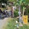 Kondisi tiang PJU di Simpang Tiga Jalan Kampung Cipeudes, Desa Ridogalih, Kecamatan Cikakak Kabupaten Sukabumi roboh.(FOTO : NANDI/ RADARSUKABUMI)