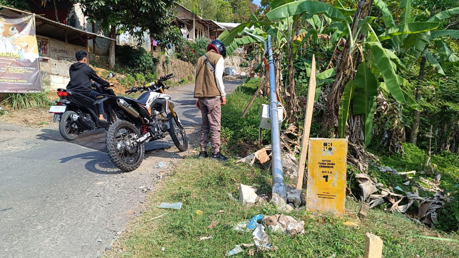 Kondisi tiang PJU di Simpang Tiga Jalan Kampung Cipeudes, Desa Ridogalih, Kecamatan Cikakak Kabupaten Sukabumi roboh.(FOTO : NANDI/ RADARSUKABUMI)