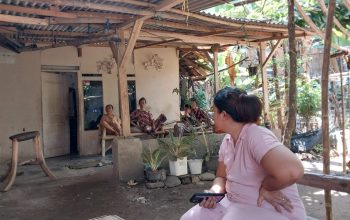 MENJELASKAN : Ibu angkat korban sesaat di wawancara dengan sejumlah wartawan. (FOTO : NANDI/ RADARSUKABUMI)
