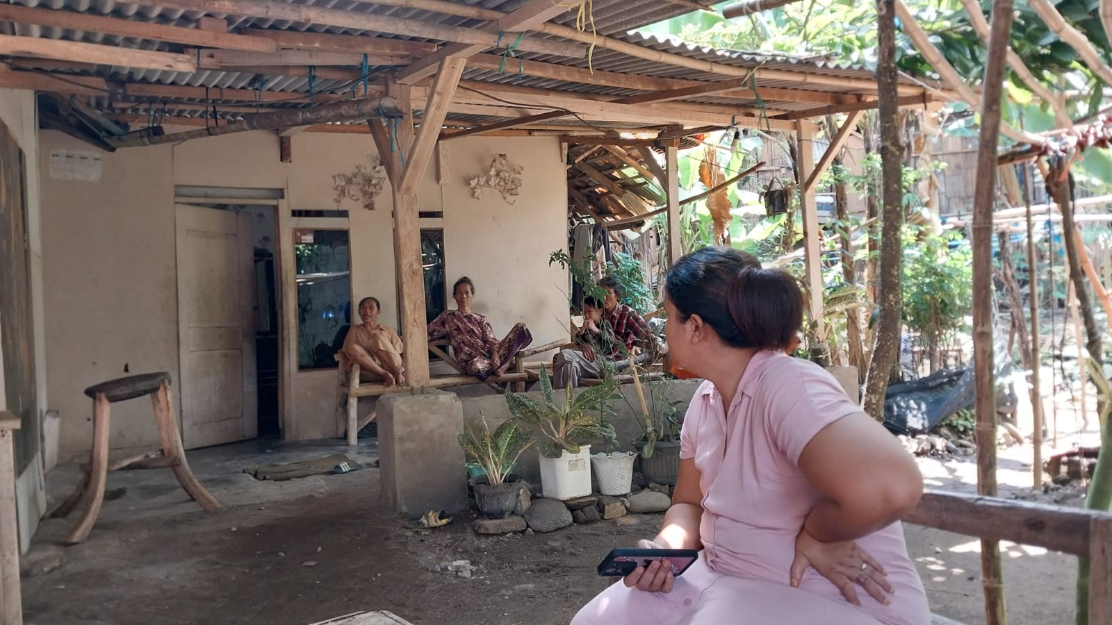 MENJELASKAN : Ibu angkat korban sesaat di wawancara dengan sejumlah wartawan. (FOTO : NANDI/ RADARSUKABUMI)