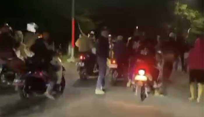 video segerombolan orang sambil membawa senjata tajam