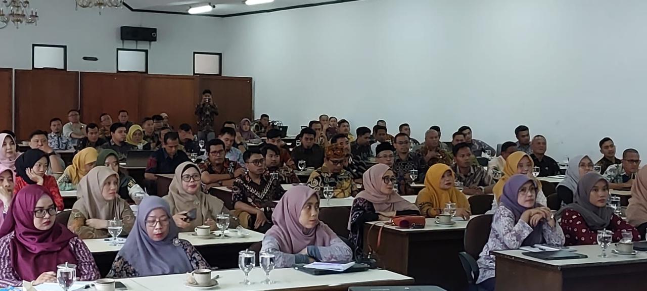 MENYIMAK : Puluhan perangkat daerah Kabupaten Sukabumi, saat mengikuti sosialisasi dan bimtek layanan mutasi ASN melalui aplikasi E-Mutasi di Hotel Sukabumi Indah, Kecamatan/Kabupaten Sukabumi pada Kamis (21/11).(FOTO : UNTUK RADAR SUKABUMI)