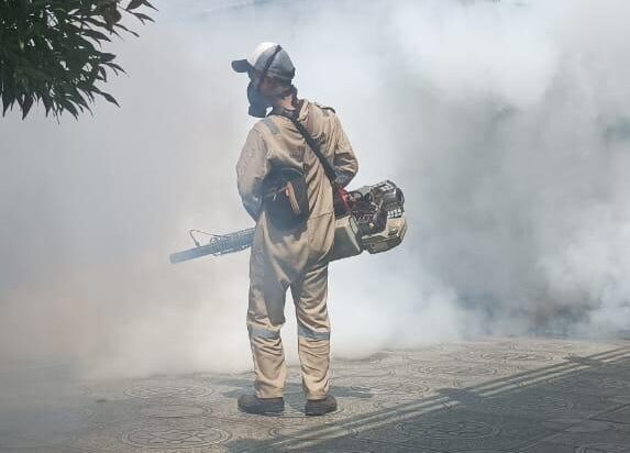 FOGGING: Personel Dinas Kesehatan Kota Sukabumi saat melakukan fogging di wilayah kerjanya, belum lama ini. (FT: IST)