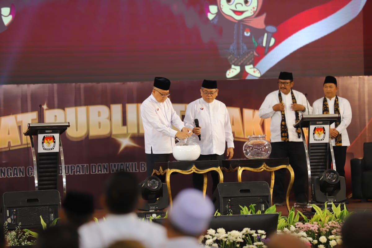 ADU GAGASAN : Pasangan calon (paslon) Asep Japar-Andreas dan Iyos Somantri dan Zainul saat mengikuti debat pamungkas di Bandung