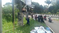 Bawaslu dan KPU Kota Kabupaten Sukabumi Bersihkan APK