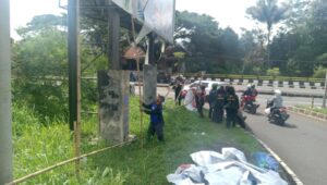 Bawaslu dan KPU Kota Kabupaten Sukabumi Bersihkan APK