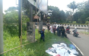 Bawaslu dan KPU Kota serta Kabupaten Sukabumi bersihkan alat peraga kampanye dan bahan kampanye selama masa tenang.  (foto : ist)