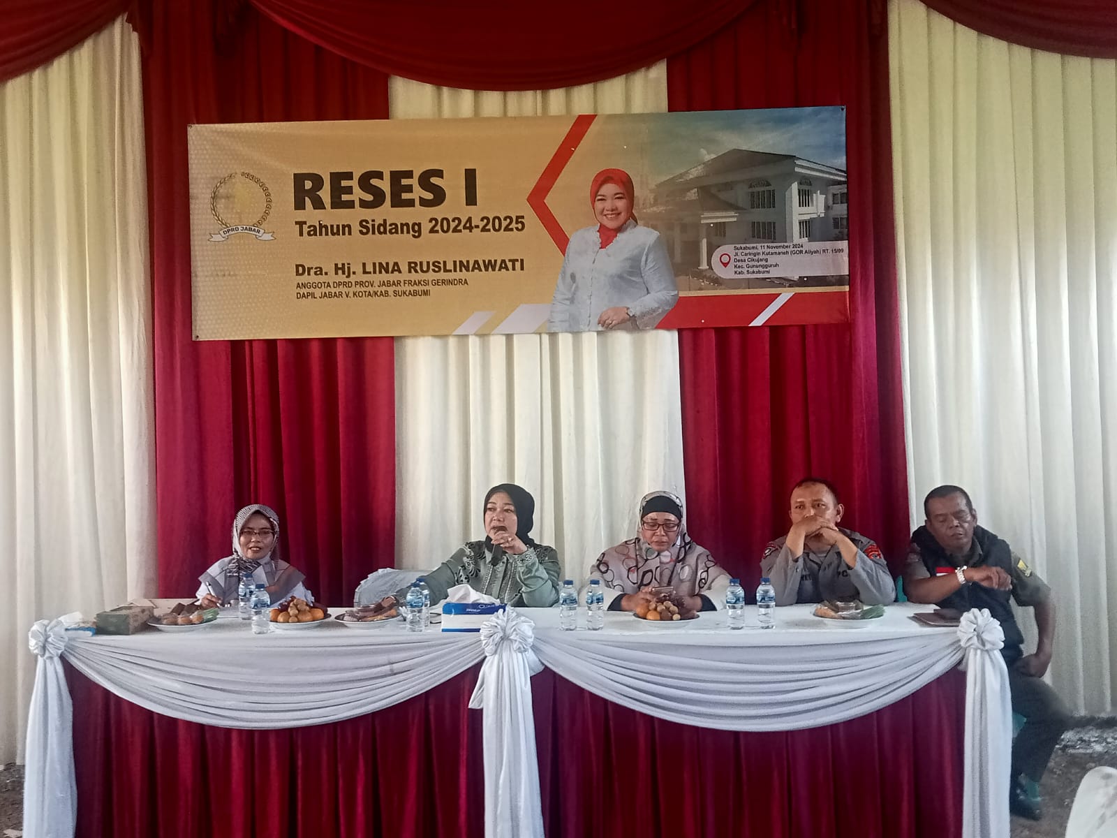Anggota Dewan Perwakilan Rakyat Daerah (DPRD) Provinsi Jawa Barat Fraksi Gerindra Dra, Hj. Lina Ruslinawati saat melakukan reses ke I di Desa Cikudang Kecamatan Gunungguruh Kabupaten Sukabumi, Senin (11/11/2024). 