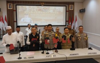 Kapolres Sukabumi AKBP Dr. Samian didampingi Kasat Reskrim dan tokoh pemuka agama, kepala dinas menunjukan barang bukti.(FOTO : NANDI/ RADARSUKABUMI)