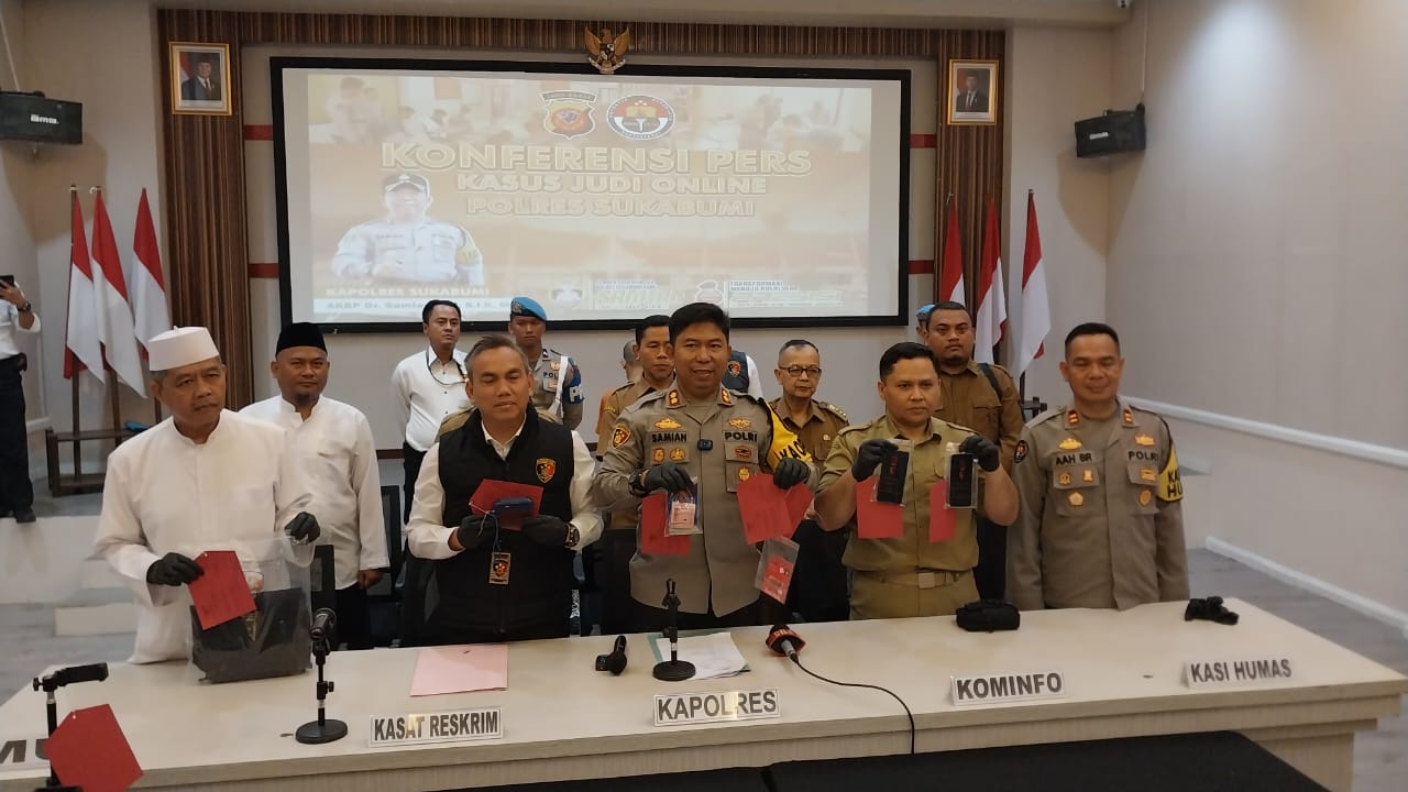 Kapolres Sukabumi AKBP Dr. Samian didampingi Kasat Reskrim dan tokoh pemuka agama, kepala dinas menunjukan barang bukti.(FOTO : NANDI/ RADARSUKABUMI)