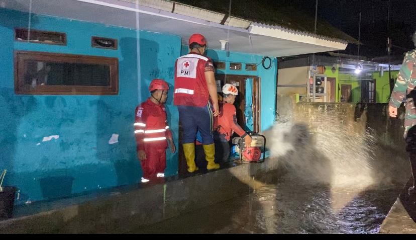 Sebanyak 18 rumah di wilayah Cibatu Kabupaten Sukabumi terdampak Banjir, Selasa (05/11/2024).
