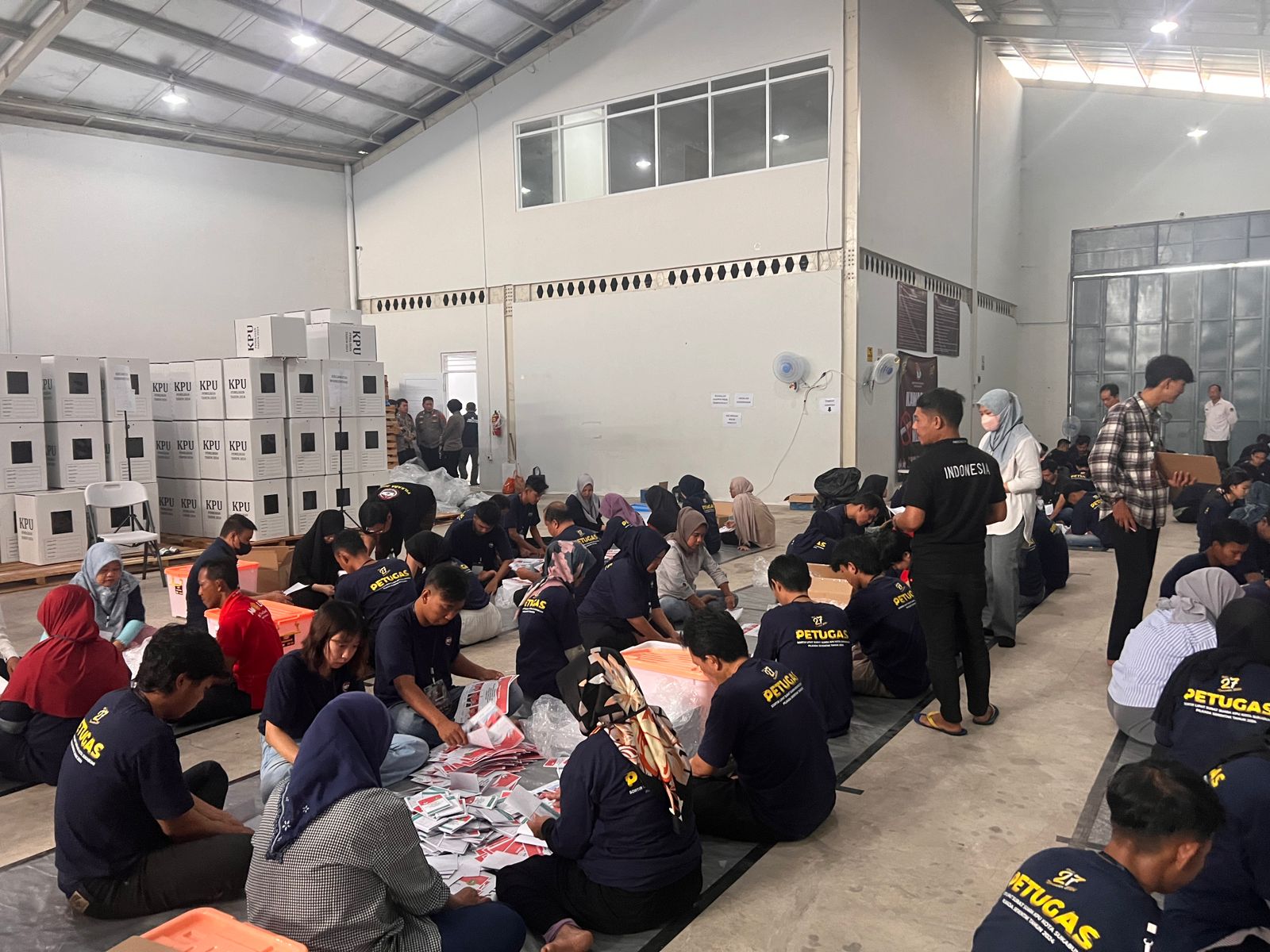 Proses sorlip  lipat surat suara untuk Pilgub dan Pilwalkot. 